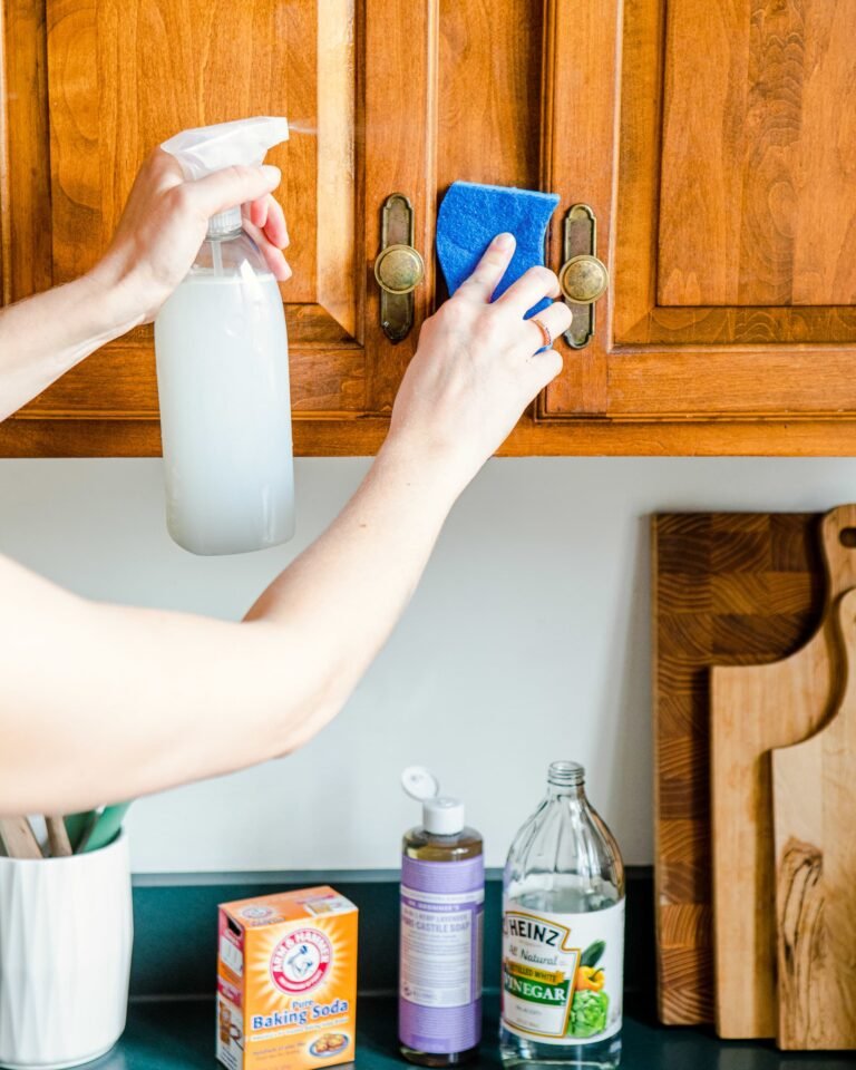 What Cleans Grease off of Kitchen Cabinets